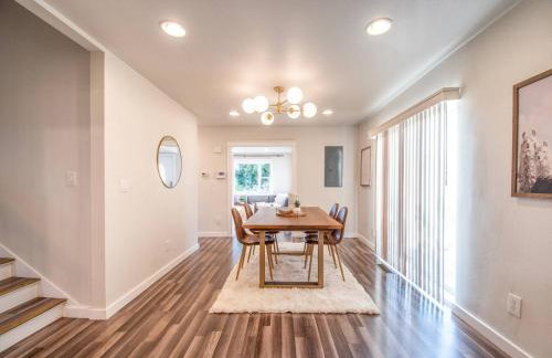 Stylish Modern Farmhouse wYard 10 mins from DT - Foto 39