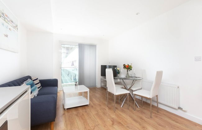 Skyvillion - Tower Point Enfield 1bed With Balcony - Photo 7