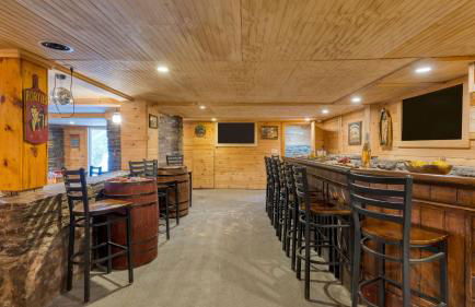 Mins to Hunter Mountain • Sleeps 36 • Pool Spa Games Bar Cozy Peaks Lodge by AvantStay - Foto 23