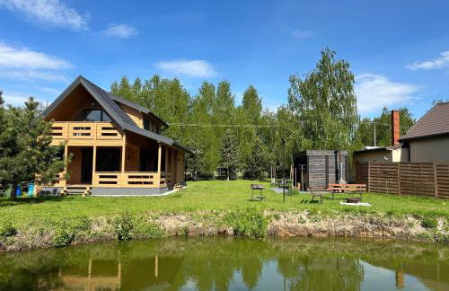 Domek drewniany nad stawem - Foto 21