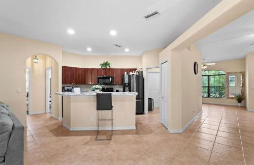 Tranquil & Spacious Family Retreat Swimming Pool - Foto 9