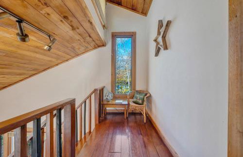 Lakeside Lodge - Lakefront home with private dock & hot tub - Foto 3