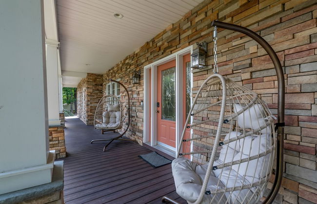 Family Retreat With Autumn Views and Fireplace - Photo 5