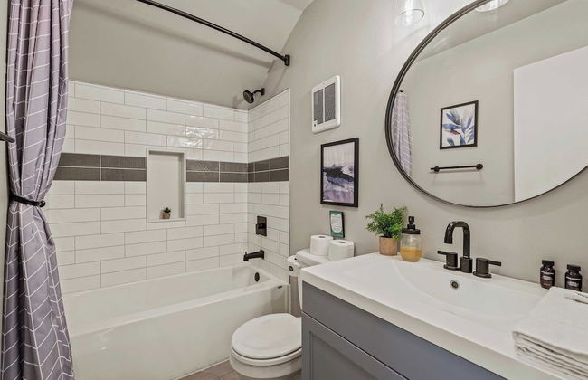 Inn the Poconos by Avantstay Private Lake Access Enclosed Hot Tub - Photo 30