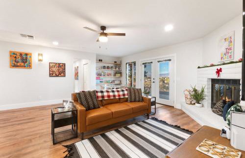 Heated Pool and Jacuzzi, Scenic Mountain View, Lux and Cozy, - Foto 16