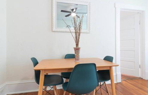 Midcentury Modern - central location to all - Foto 17