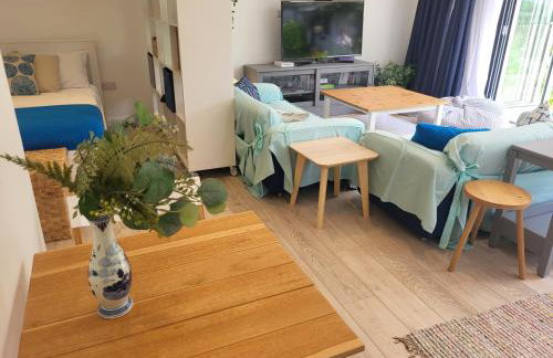 Open Plan Dog Friendly Annexe Sleeping 2 I Near Local Beaches & Chichester with FREE Parking - Foto 26