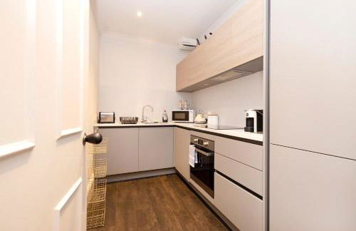 JOIVY Iconic Cockburn Street 4 Bedroom Apartment: Heart of Old Town - Foto 22