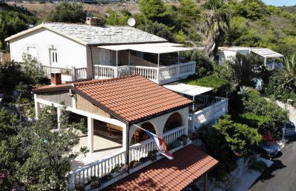 Apartments by the sea Milna, Vis - 8917 - Photo 2