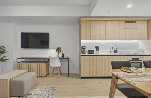 Upscale Downtown Condo Pool Gym & Skyline Views - Foto 15