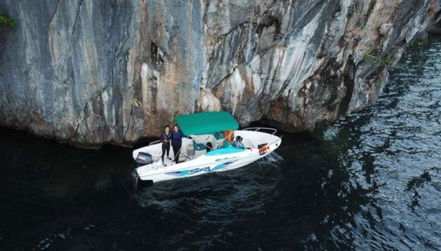 Desfrutando do passeio de lancha
