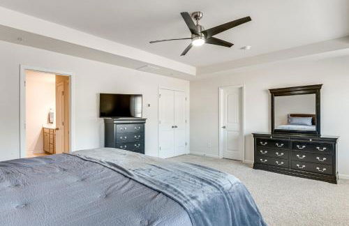 Near ATL! Spacious Townhome with Patio and WFH Setup - Foto 15