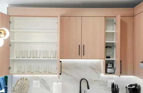 Modern 2BR2BA Condo Free Parking and Balcony - Foto 16