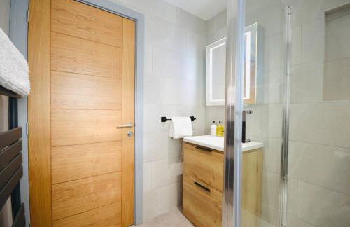 Luxury Two Bed Suite - Walk to Trentham Gardens! - Foto 7
