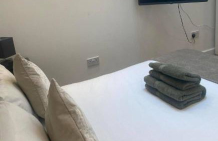 Stunning Studio2, Banstead with free off st parking - Photo 2
