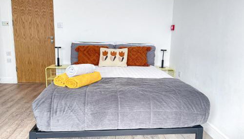 Fully-Furnished Studio Apt in Islington with Wi-Fi near Angel, Kings Cross & Upper Street by NourNest Apartments - Foto 3, towels, wardrobe, heating