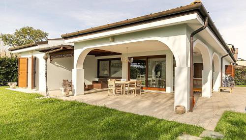 Albarella Family Villa with Private Pool and Garden - Foto 2, Garden, Garden view