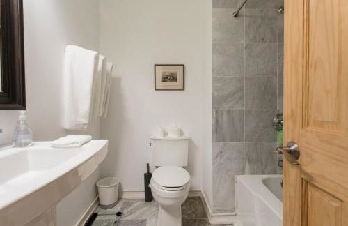 Southampton Village, 2 Fireplaces, Walk to All - Foto 40