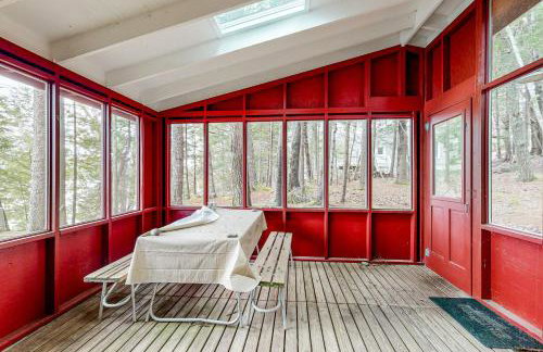 Peaceful 2BR Lakefront Cabin w/ New Dock - Foto 15