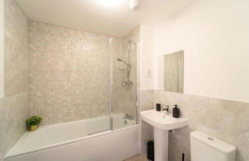 Charming 4 Bedroom House for 8 - Family Friendly - Fast WiFi - Parking - Photo 29