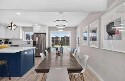 Perfect Getaway Home w Pool Jacuzzi Cinema Room - Photo 9