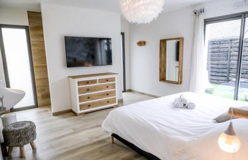 Au domaine des anges, 3 gîtes luxueux avec Jacuzzi privatif, sauna, mini-piscine, piscine extérieure chauffée en saison - Foto 18