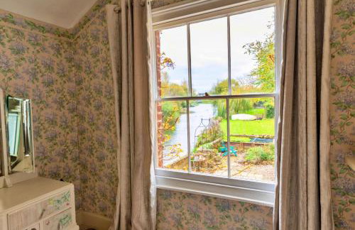 Finest Retreats - Islip Mill House - Beautiful Riverside Home - Photo 20