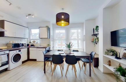 Chic Apartment with Sofa Bed & Netflix - Photo 8