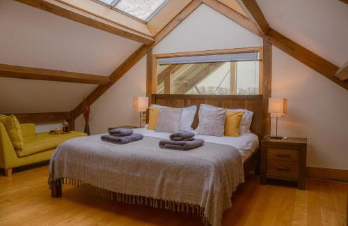 Lakeside Cotswolds Retreat with Private Hot Tub set on Lower Mill Estate - Photo 31