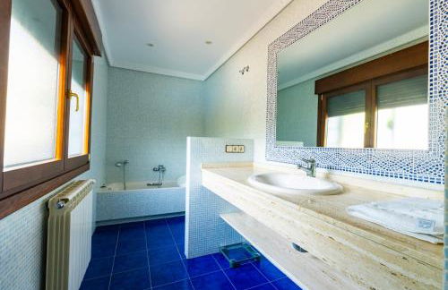 Mansión con Jacuzzi a 40 grados, gran piscina y Pádel - Photo 56