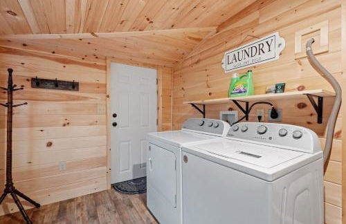 Riverfront Retreat in the White Mountains - 3BR Cozy Escape Near Ski & Hike - Foto 20