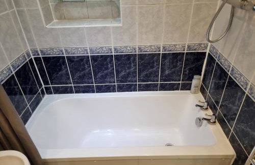 Entire 3 bedroom home with Parking in Welling, London, UK - Photo 19