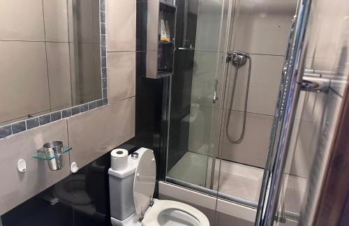 3B-10min City Airport Parking No Parties allowed - Foto 3