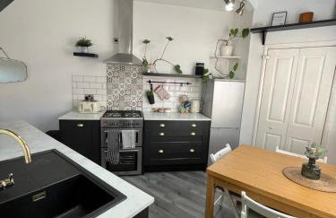 Hoole House- Recently decorated, bright and modern 2 bedroom house, close to Chester train station and the City Centre - Photo 25