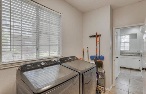 Amazing Modern Spacious Home with Pool - Foto 34