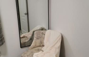 Newly Renovated Cosy 1 bed flat, 4 minutes walk to Town Centre, 3 minutes walk to the train station, Free parking, Modern, fresh and spacious living room, Netflix ready smart TV, Wifi - Photo 14