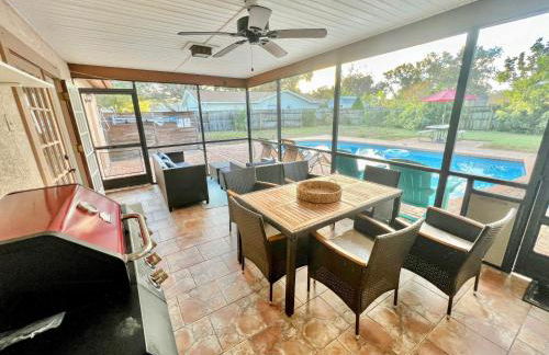 Dream Vacation Home w Heated Pool Close to Beaches Clearwater St Pete Quiet with Big Backyard - Foto 10