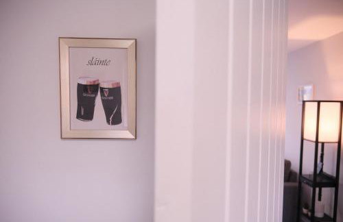 2BR City Centre Apartment By Travel Lets Short Term Rental Agency Derry With Free WiFi - Foto 43