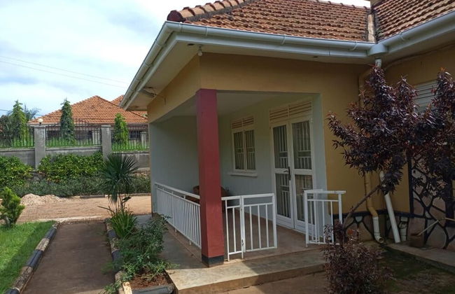 Captivating 3-bed Villa - Photo 41