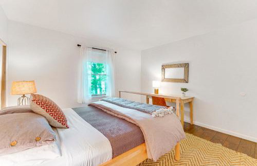 Private Hot Tub Tree-Lined Poconos Home! - Foto 11