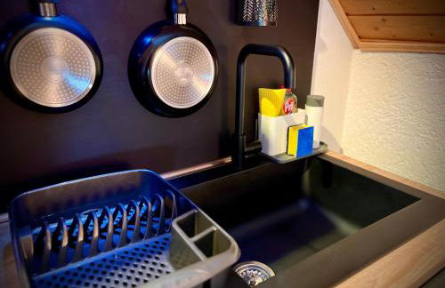 Stay by Home Deluxe Apartment WiFi-PS4-TV-Loft-Bath-Kitchen - Foto 22