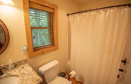 Updated 2 Bd Cabin, Hot Tub, Mins to New River & Parkway - Foto 19