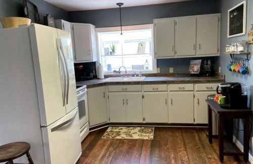 Charming Downtown Cottage with Porch & Backyard Retreat near Beaverhead River in Dillon, Montana - Foto 2