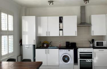 Charming 2-Bedroom Maisonette - Foto 8