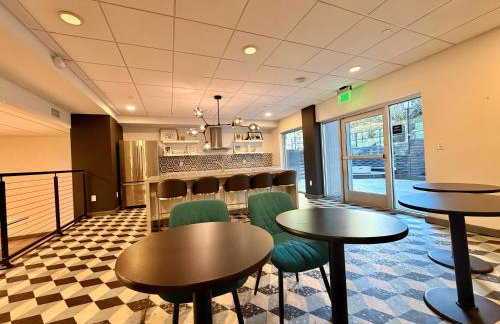 Hollywood Studio with Pool, Parking, Gym & Sign View - Foto 46