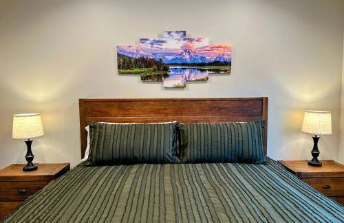 Peaks & Pines Modern Gem, 2 Kings, Bunks, Hot Tub, Walkable, Kid's Cove - Foto 32