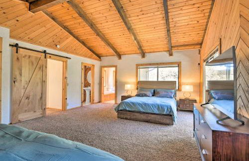 Luxe Escape with Decks, Mtn Views, Game Room! - Foto 12