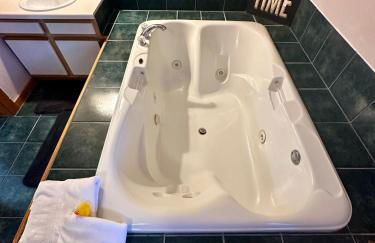 Black Bear Cabin - Giant Spa Tub, Peaceful Location - Foto 8