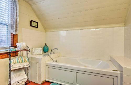 Lil Red Hen Cottage in the Boone Area with Hot Tub - Foto 24