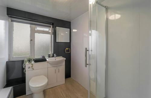 Free Parking - 3 Bedrooms - Sleeps 7 - Airport - Foto 9